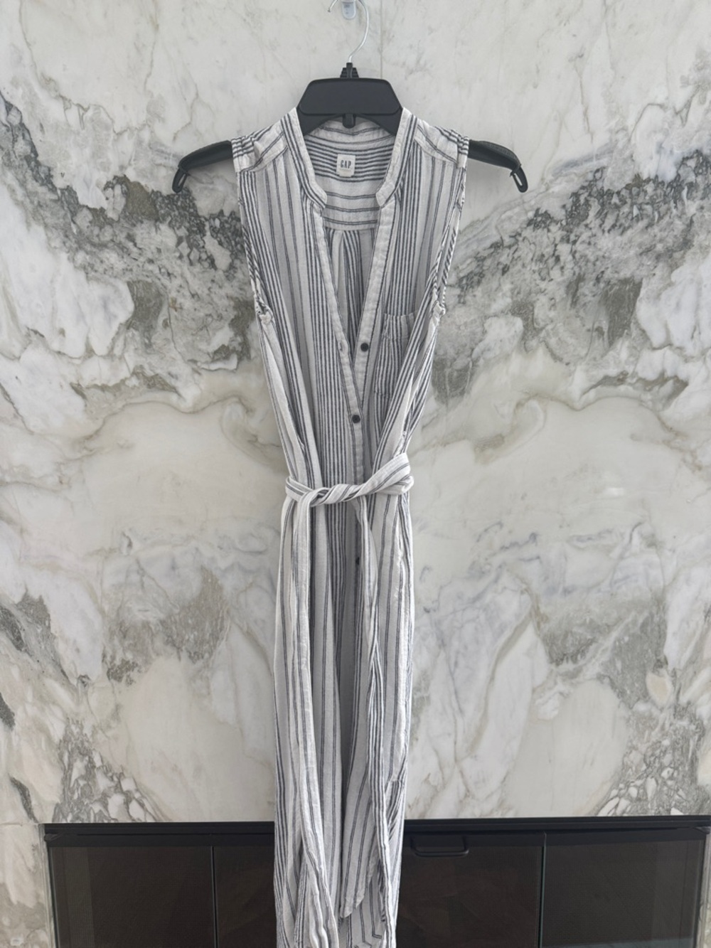 GAP Vertical Stripe Sleeveless Tie-Waist Maxi Dress - White & Gray